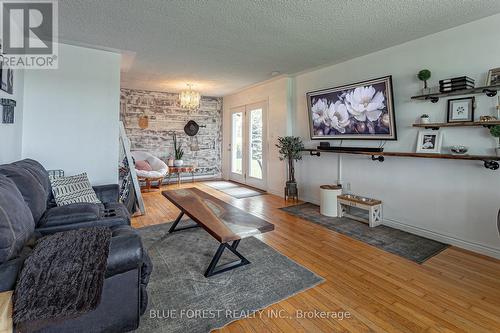 8945 Hacienda Road, Aylmer (Ay), ON - Indoor Photo Showing Living Room