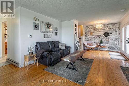 8945 Hacienda Road, Aylmer (Ay), ON - Indoor Photo Showing Living Room