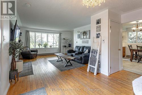 8945 Hacienda Road, Aylmer (Ay), ON - Indoor Photo Showing Living Room