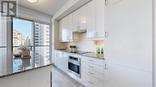 1910 - 426 University Avenue, Toronto (Kensington-Chinatown), ON - Indoor Photo Showing Kitchen With Upgraded Kitchen