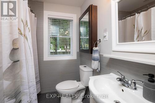 9 Gunn Street, Barrie (Wellington), ON - Indoor Photo Showing Bathroom