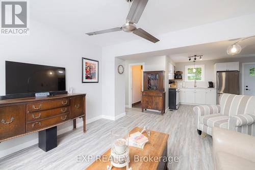 9 Gunn Street, Barrie (Wellington), ON - Indoor Photo Showing Living Room