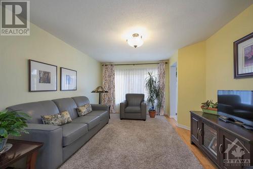 510 Woodchase Street, Ottawa, ON - Indoor Photo Showing Living Room