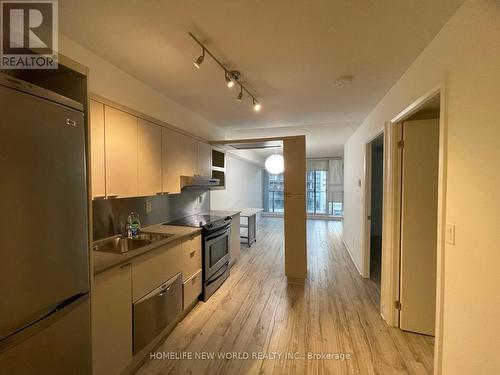 752 - 111 Elizabeth Street, Toronto, ON - Indoor Photo Showing Kitchen