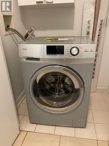 752 - 111 Elizabeth Street, Toronto, ON - Indoor Photo Showing Laundry Room