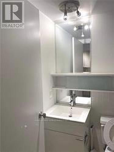 752 - 111 Elizabeth Street, Toronto, ON - Indoor Photo Showing Bathroom