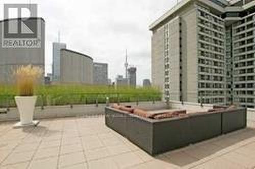 752 - 111 Elizabeth Street, Toronto, ON - Outdoor