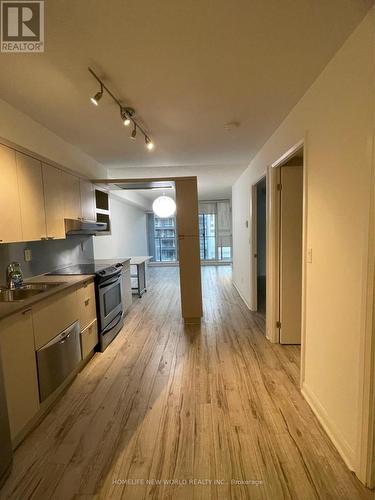 752 - 111 Elizabeth Street, Toronto, ON - Indoor Photo Showing Kitchen