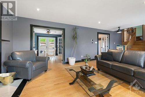 2376 Ogilvie Road, Ottawa, ON - Indoor Photo Showing Living Room