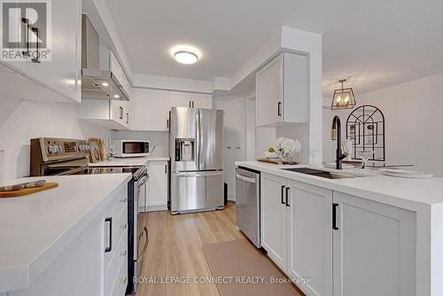 24 Wuthering Heights Road, Toronto (Rouge), ON - Indoor Photo Showing Kitchen With Double Sink With Upgraded Kitchen