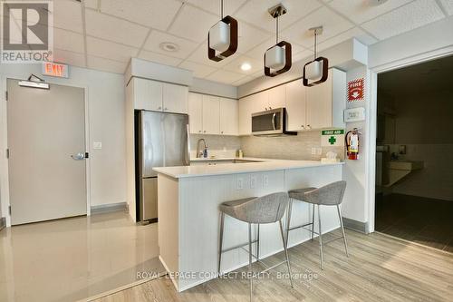 405 - 111 Worsley Street, Barrie (City Centre), ON - Indoor Photo Showing Kitchen With Upgraded Kitchen