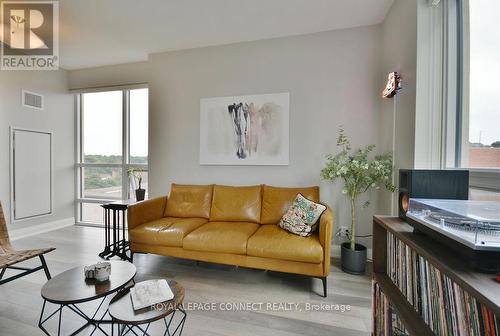 405 - 111 Worsley Street, Barrie (City Centre), ON - Indoor Photo Showing Living Room