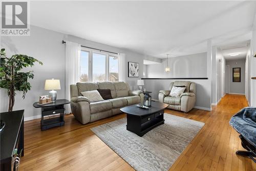 159 Pleasant View Drive, Pembroke, ON - Indoor Photo Showing Living Room