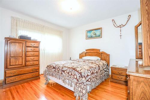 1166 Hector Bay, Winnipeg, MB - Indoor Photo Showing Bedroom