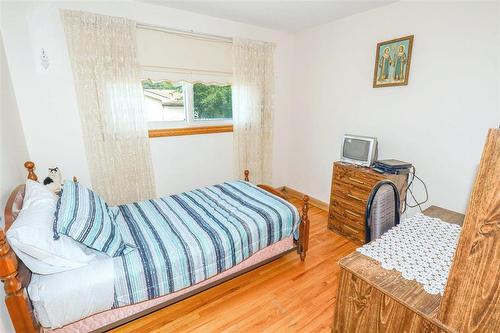 1166 Hector Bay, Winnipeg, MB - Indoor Photo Showing Bedroom