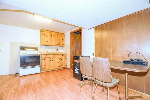 1166 Hector Bay, Winnipeg, MB - Indoor Photo Showing Kitchen