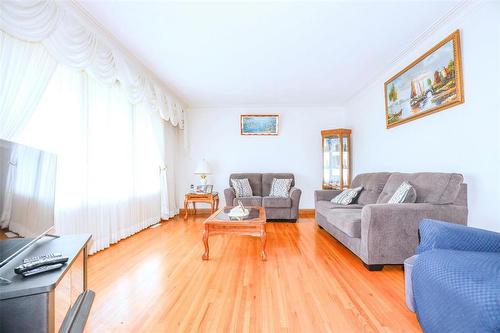 1166 Hector Bay, Winnipeg, MB - Indoor Photo Showing Living Room