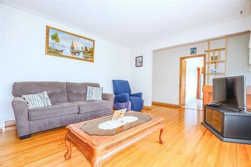 1166 Hector Bay, Winnipeg, MB - Indoor Photo Showing Living Room