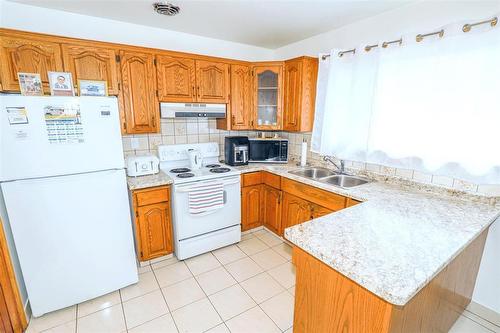 1166 Hector Bay, Winnipeg, MB - Indoor Photo Showing Kitchen With Double Sink