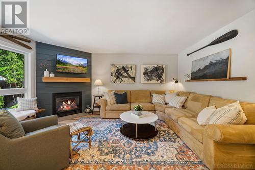 56 Moffat Crescent, Aurora (Aurora Heights), ON - Indoor Photo Showing Living Room With Fireplace