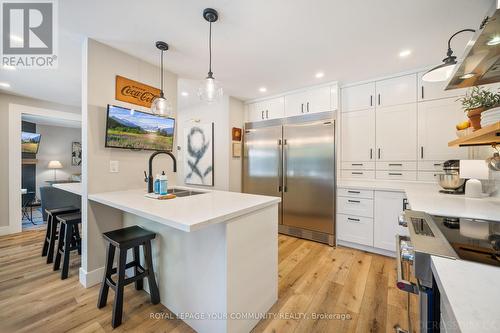 56 Moffat Crescent, Aurora, ON - Indoor Photo Showing Kitchen With Upgraded Kitchen