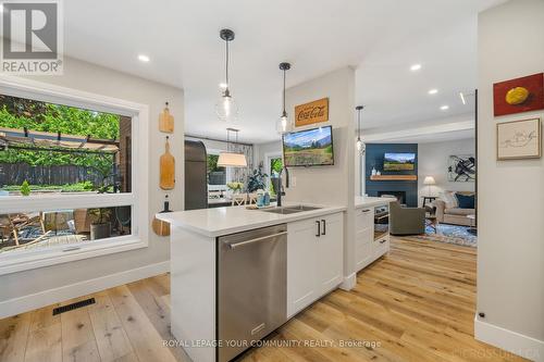 56 Moffat Crescent, Aurora (Aurora Heights), ON - Indoor Photo Showing Kitchen With Double Sink With Upgraded Kitchen