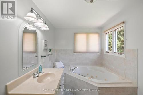 114 Devins Drive, Aurora (Aurora Heights), ON - Indoor Photo Showing Bathroom