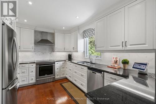 114 Devins Drive, Aurora (Aurora Heights), ON - Indoor Photo Showing Kitchen With Double Sink With Upgraded Kitchen