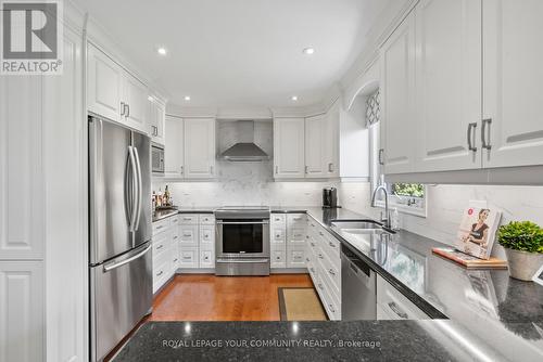 114 Devins Drive, Aurora (Aurora Heights), ON - Indoor Photo Showing Kitchen With Double Sink With Upgraded Kitchen