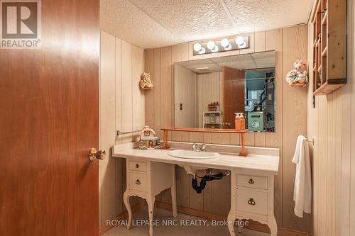 11 Brisbane Glen, St. Catharines, ON - Indoor Photo Showing Bathroom