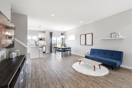 138 Ken Wong Bay, Winnipeg, MB - Indoor Photo Showing Living Room