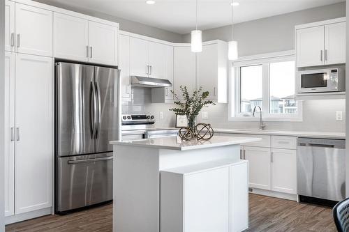 138 Ken Wong Bay, Winnipeg, MB - Indoor Photo Showing Kitchen With Upgraded Kitchen