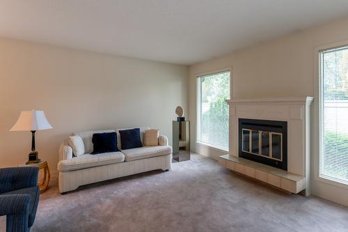 28-2200 Gordon Drive, Kelowna, BC - Indoor Photo Showing Living Room With Fireplace