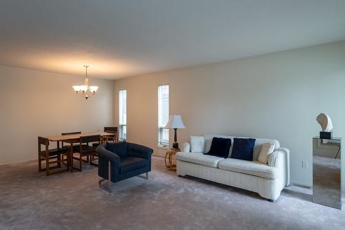 28-2200 Gordon Drive, Kelowna, BC - Indoor Photo Showing Living Room