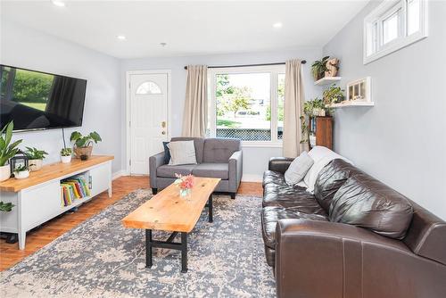 37 Powerview Avenue, St. Catharines, ON - Indoor Photo Showing Living Room