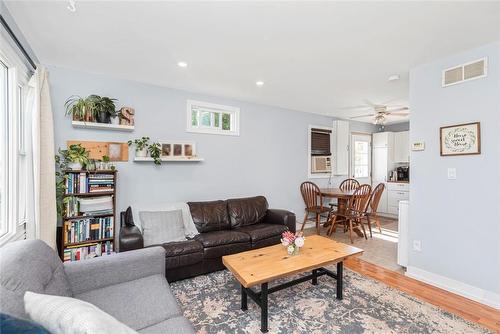 37 Powerview Avenue, St. Catharines, ON - Indoor Photo Showing Living Room