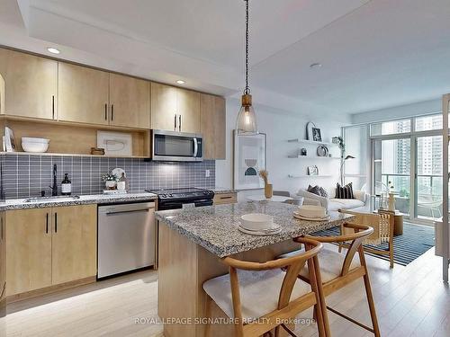 1005-120 Homewood Ave, Toronto, ON - Indoor Photo Showing Kitchen With Upgraded Kitchen