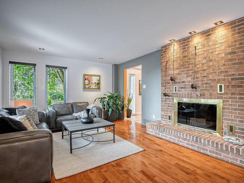 Salon - 356B Ch. Du Richelieu, Saint-Basile-Le-Grand, QC - Indoor Photo Showing Living Room With Fireplace