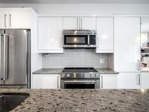 Kitchen - 5788A Av. Parkhaven, Côte-Saint-Luc, QC - Indoor Photo Showing Kitchen With Double Sink With Upgraded Kitchen