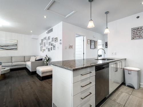 Cuisine - 5788A Av. Parkhaven, Côte-Saint-Luc, QC - Indoor Photo Showing Kitchen With Upgraded Kitchen