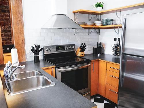 103-1315 Waddington Alley, Victoria, BC - Indoor Photo Showing Kitchen With Double Sink