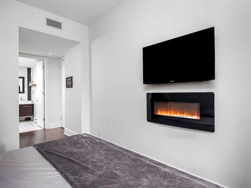 Bedroom - 203-801 Rue De La Commune E., Montréal (Ville-Marie), QC - Indoor With Fireplace