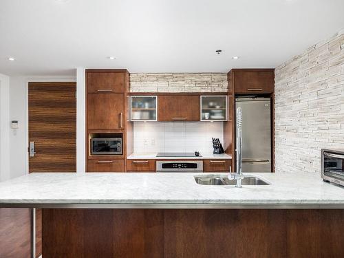 Kitchen - 203-801 Rue De La Commune E., Montréal (Ville-Marie), QC - Indoor Photo Showing Kitchen With Upgraded Kitchen