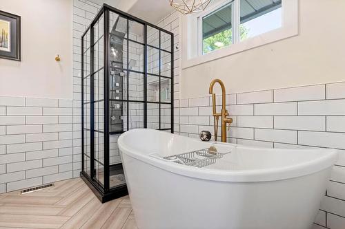 1605 Crawford Road, Kelowna, BC - Indoor Photo Showing Bathroom