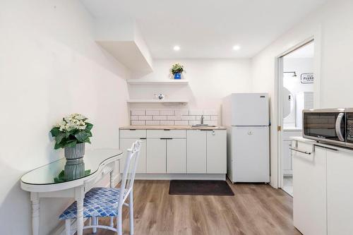 1605 Crawford Road, Kelowna, BC - Indoor Photo Showing Kitchen