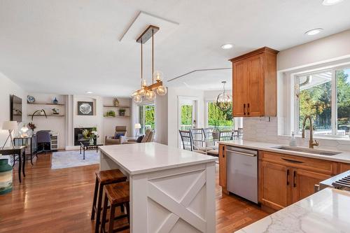 1605 Crawford Road, Kelowna, BC - Indoor Photo Showing Kitchen