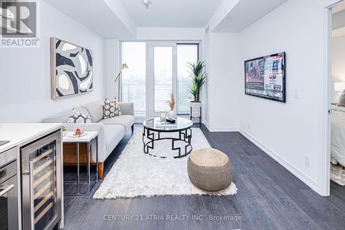 1718 - 2020 Bathurst Street, Toronto (Humewood-Cedarvale), ON - Indoor Photo Showing Living Room