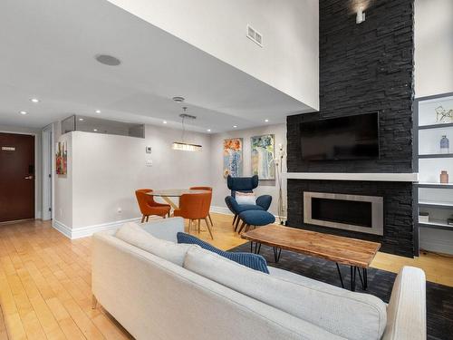 Salon - 214-65 Boul. René-Lévesque E., Montréal (Ville-Marie), QC - Indoor Photo Showing Living Room With Fireplace