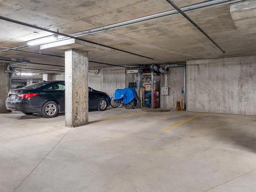 Garage - 111-100 Av. Du Golf, La Prairie, QC - Indoor Photo Showing Garage