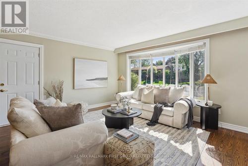 980 Essa Crescent, Pickering, ON - Indoor Photo Showing Living Room